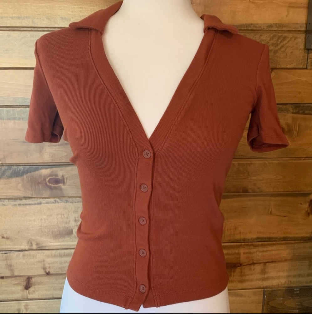 Short sleeve button up top